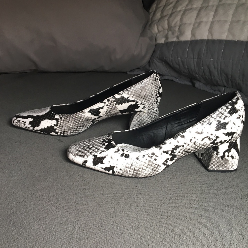 Zara 39 snake skin pumps
